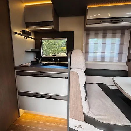 Rway The Moving By Theo Kemping Budapeszt